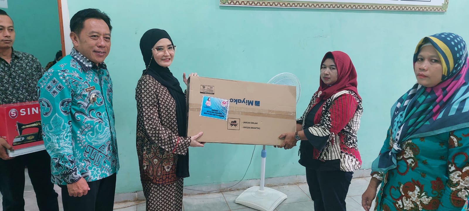 Tingkatkan Hasil Produksi Bagi Para Pelaku Usaha, Dekranasda Kabupaten Pesawaran Kasih Bantuan