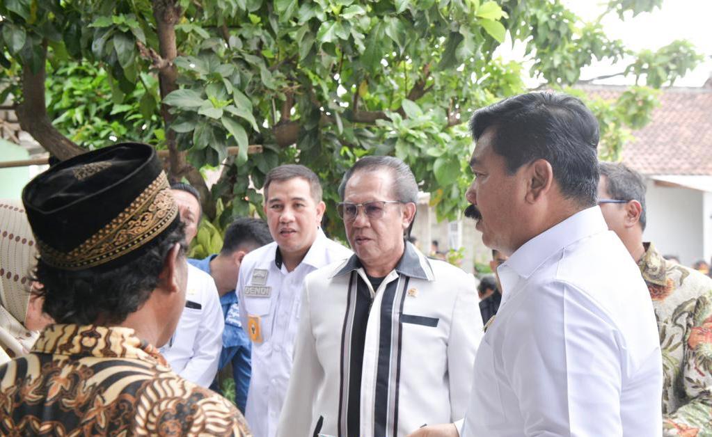 Zulkifli Anwar dan Menteri ATR/BPN Didampingi Bupati Dendi Serahkan SHM ke Masyarakat Pesawaran