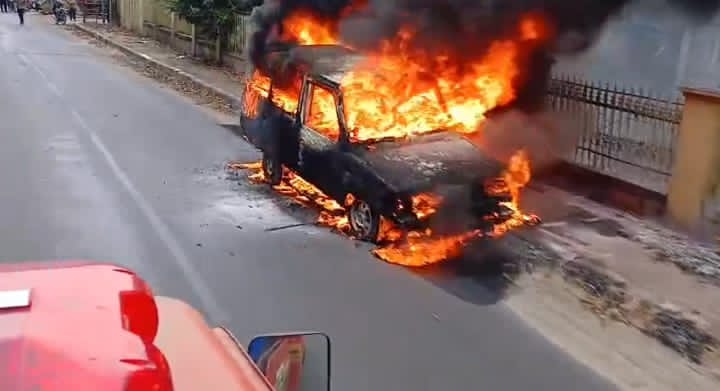 Toyota Kijang Terbakar Hebat di Jalan Jenderal Sudirman Metro Barat