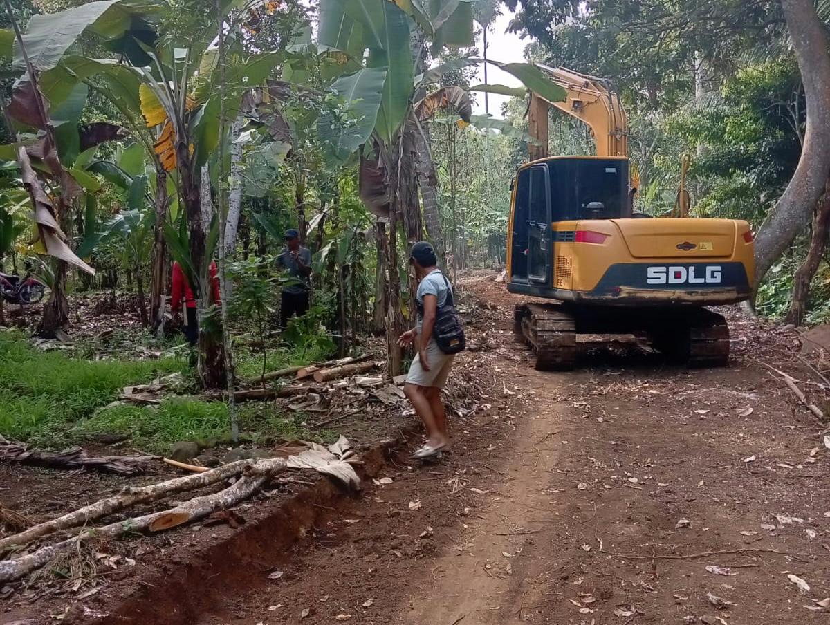 Pemdes Kotaguring Buka Badan Jalan Demi Kemajuan