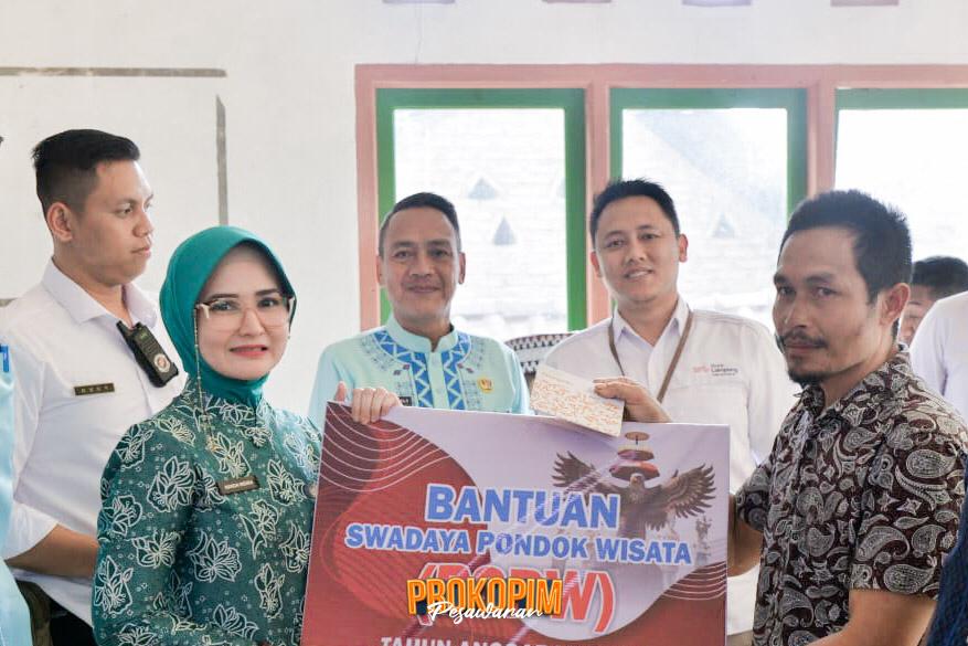 Ketua TP PKK Pesawaran Nanda Indira Serahkan Bantuan Swadaya Pondok Wisata