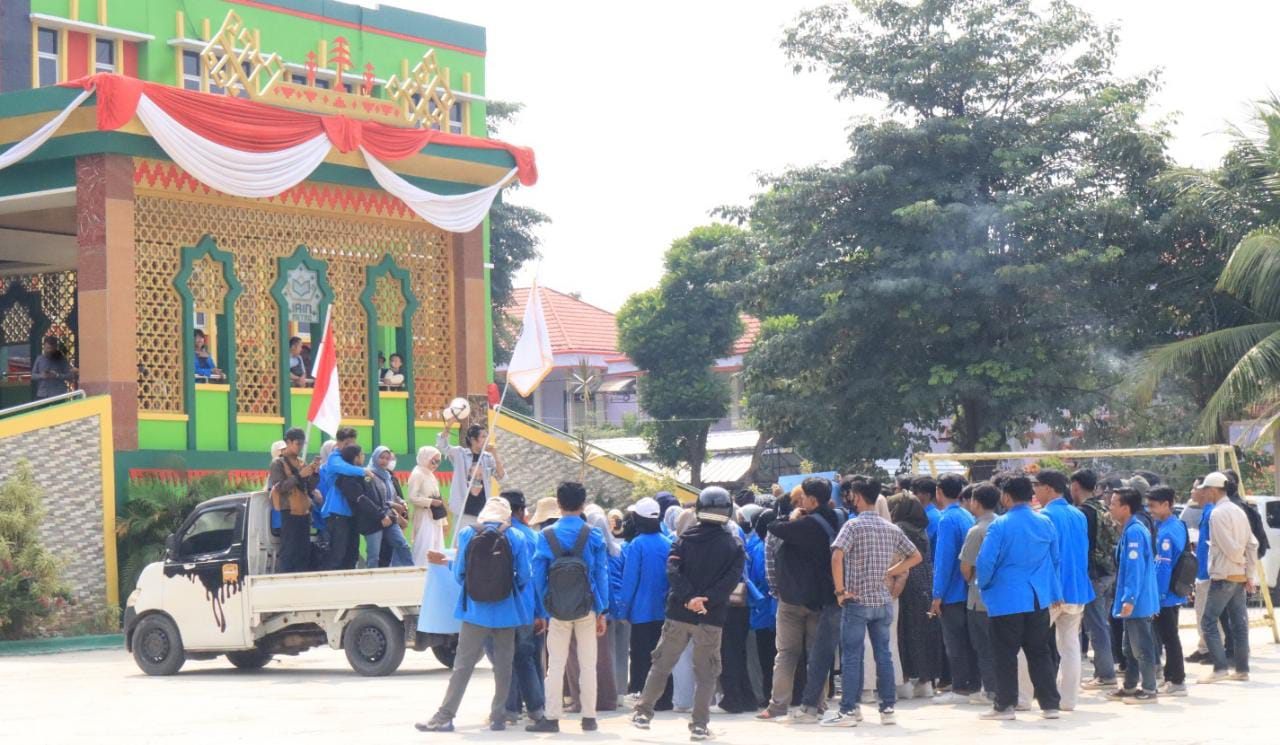 Ratusan Mahasiswa Unjuk Rasa di IAIN Metro