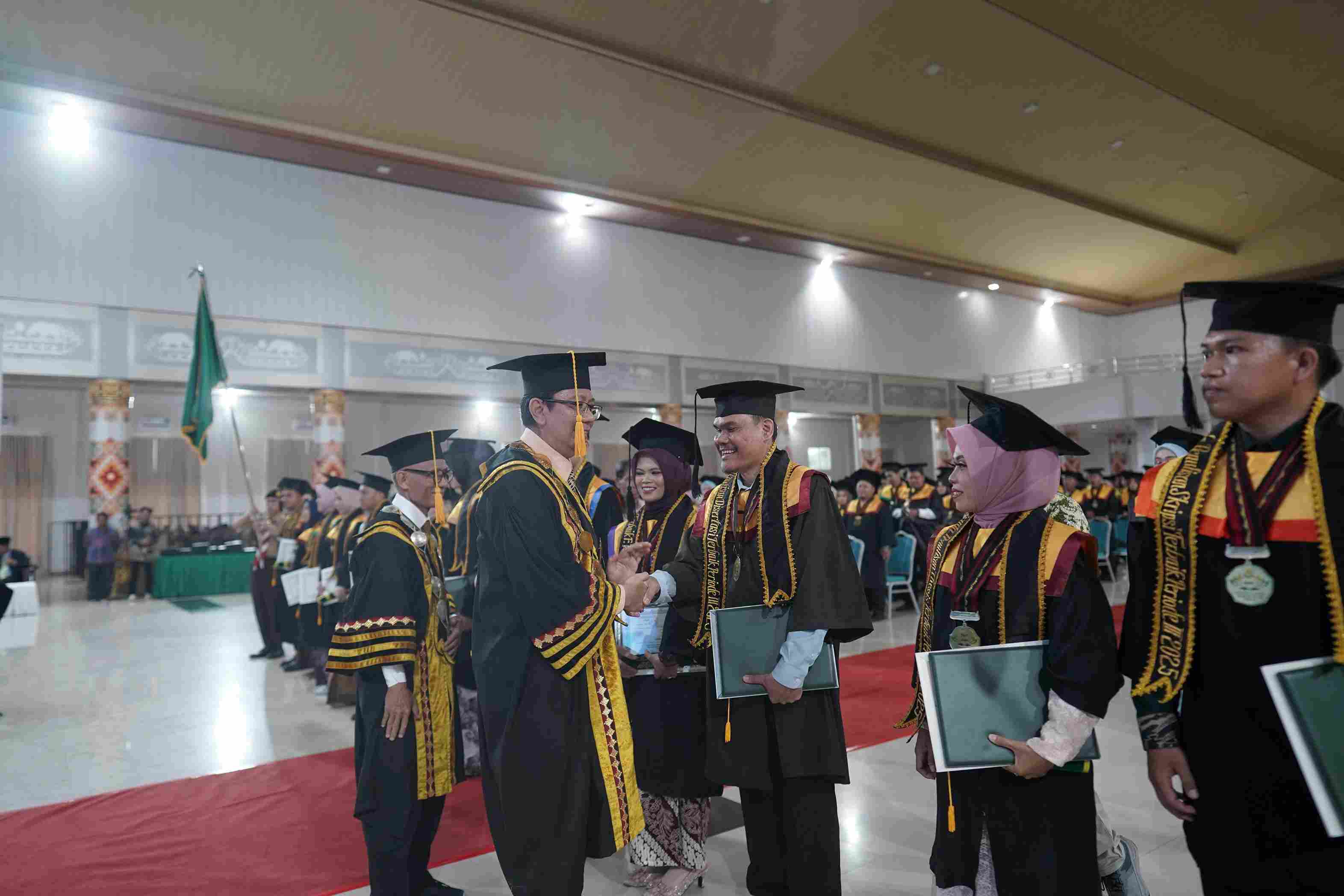 Kukuhkan 1.587 Wisudawan, Pesan Rektor UIN Raden Intan Lampung Menjadi Intelektual yang Adaptif dan Inovatif