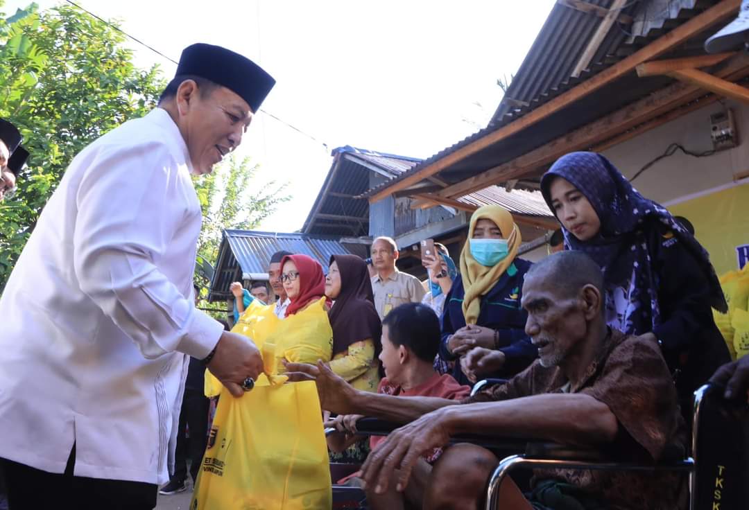 Safari Ramadhan di Tanggamus Gubernur Arinal Serahkan Bantuan Sembako dan Kursi Roda