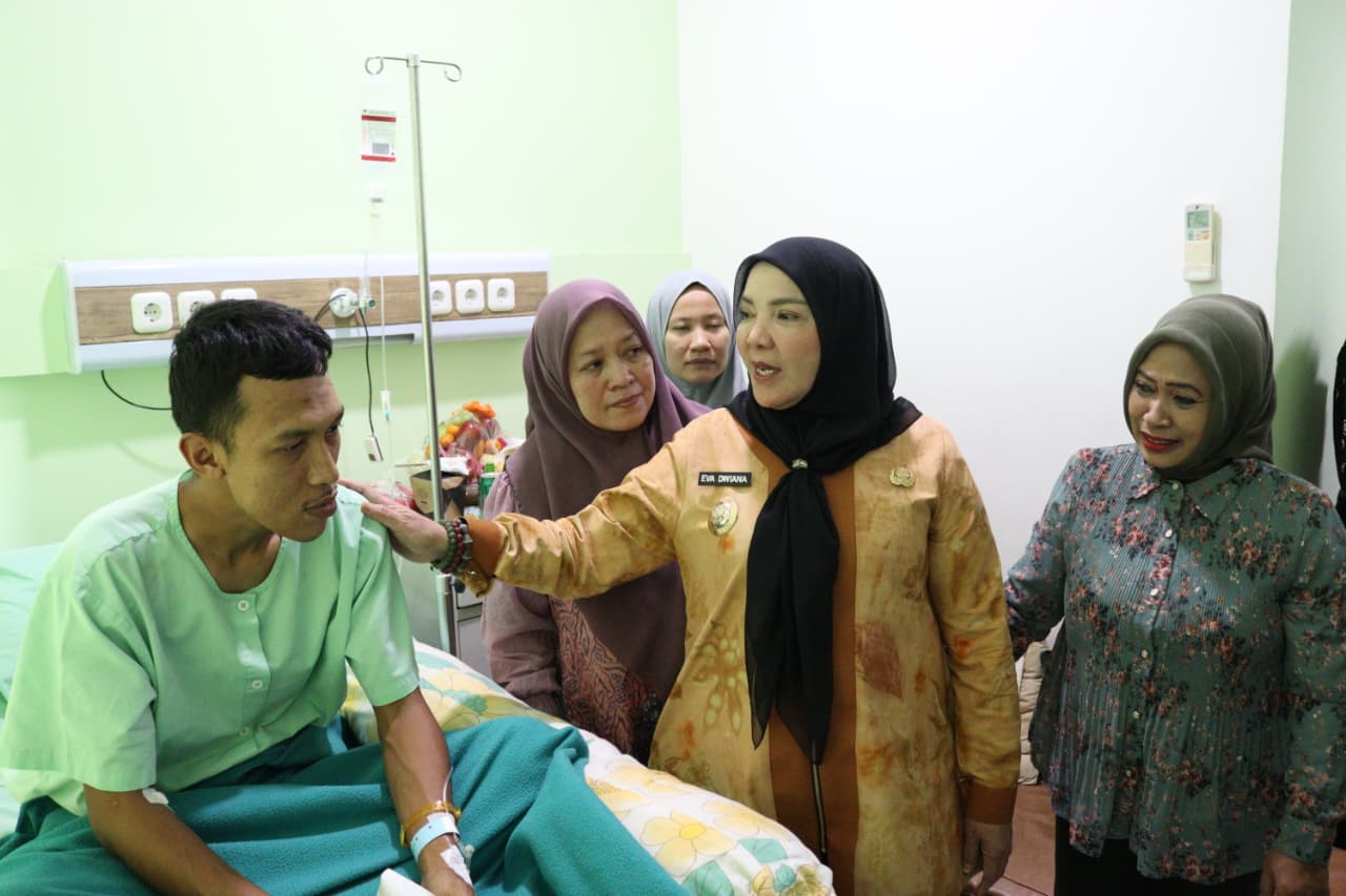 Walikota Eva Jenguk dan Beri Bantuan Pegawai BPBD yang Alami Kecelakaan Kerja