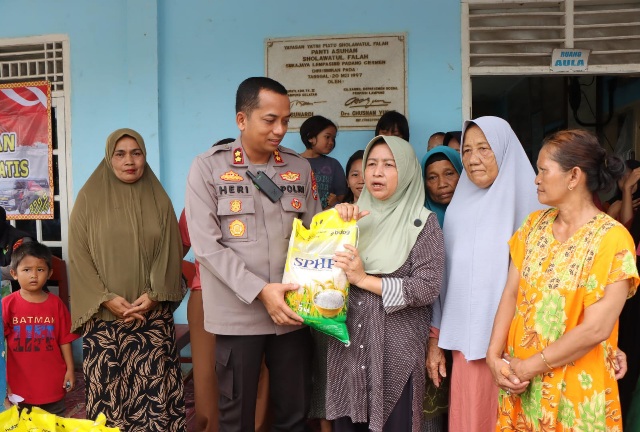 Kapolres Pesawaran Salurkan Bantuan Beras untuk Warga Terdampak Banjir di Teluk Pandan