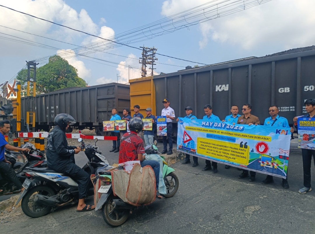 Tingkatkan Kepedulian Masyarakat, Divre IV Tanjungkarang Gelar Sosialisasi Keselamatan di Perlintasan Sebidang