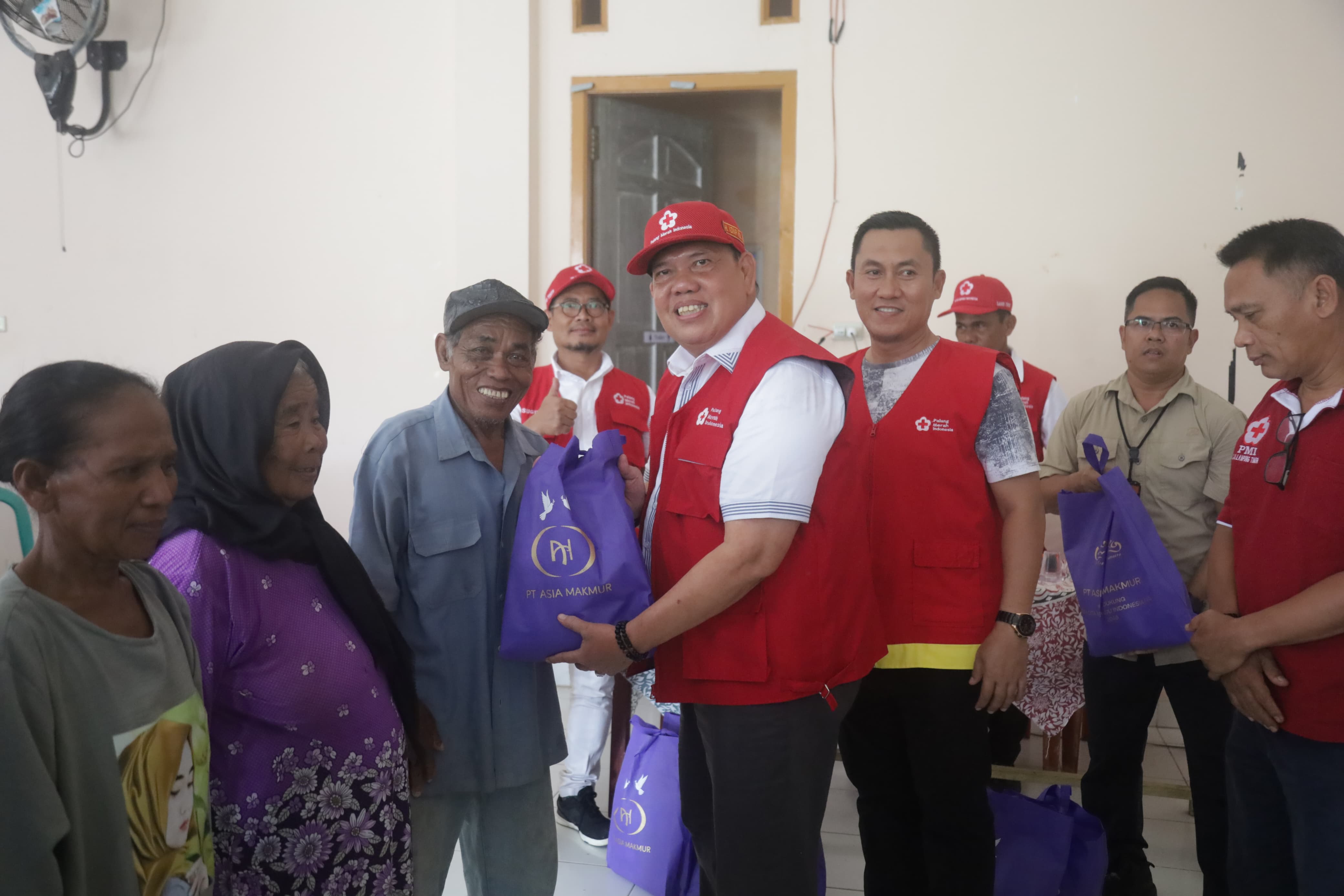 Ketua PMI Lamtim, Azwar Hadi, Salurkan Bantuan Beras di Pasir Sakti dan Labuhan Maringgai