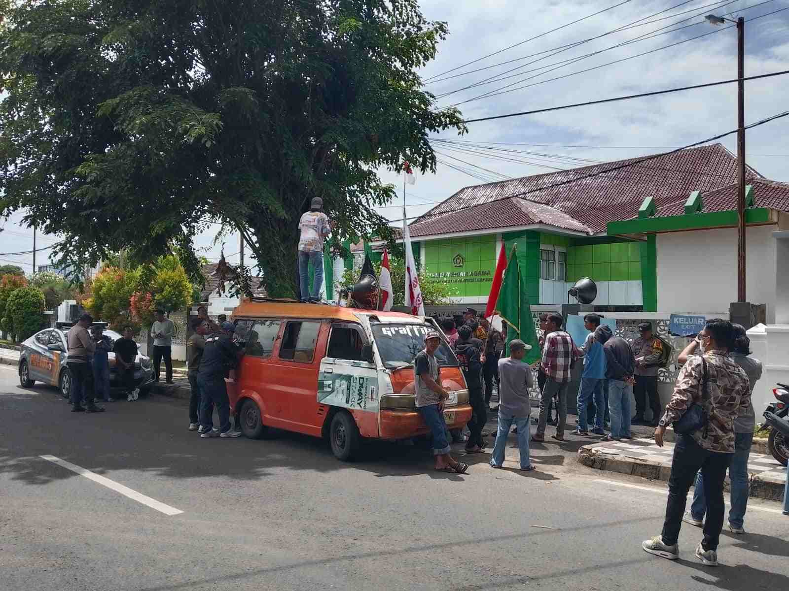 Pergantian kanwil kemenang disambut dengan Aksi Demo dari Aliansi Triga lampung 