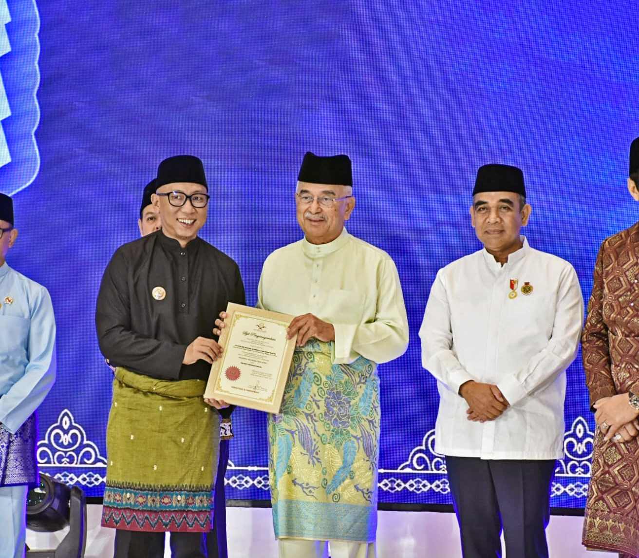 Gubernur Mirza Terima Anugerah Tun Perak dari DMDI Yang Diikuti oleh 18 Negara