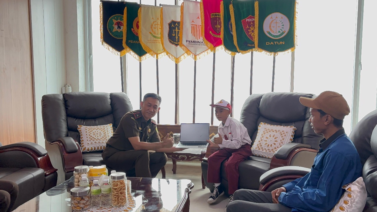 Kajati Lampung Hadiahi Laptop Untuk Raihan 'Pahlawan' Cilik HUT RI