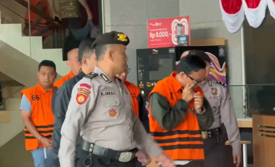 Kenakan Rompi Oranye dengan Tangan Terborgol, Wamenaker Immanuel Ebenezer Menangis