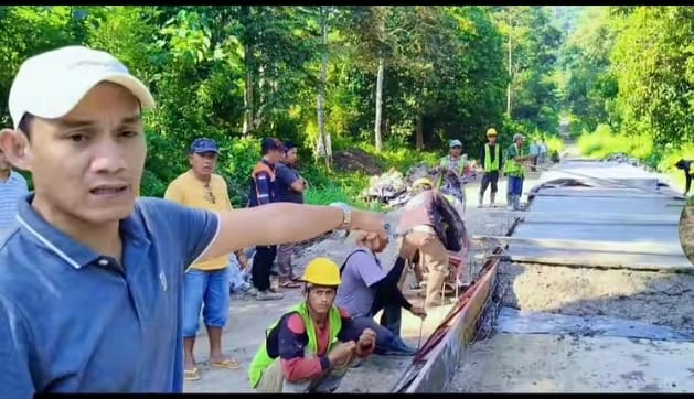 Anggota DPRD Tanggamus Romzy Edi Pantau Pembangunan Ruas Jalan Provinsi Kelumbayan-Cukuhbalak