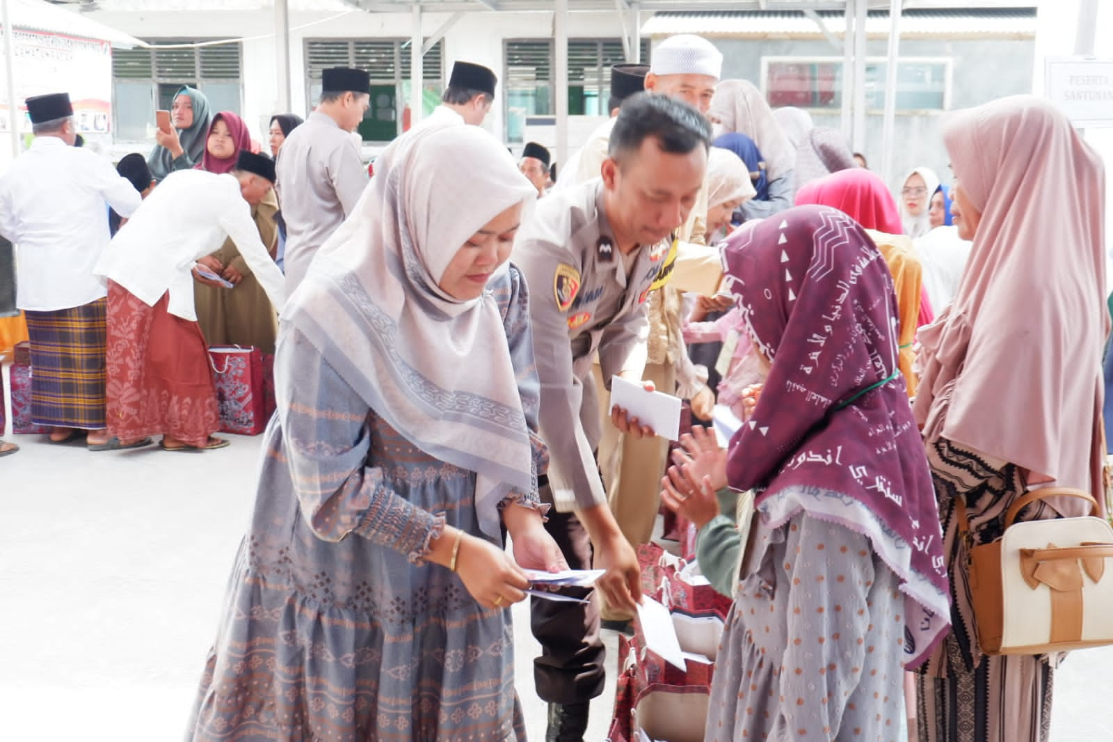 43 Anak Yatim di Desa Bumidaya Dapat Santunan   