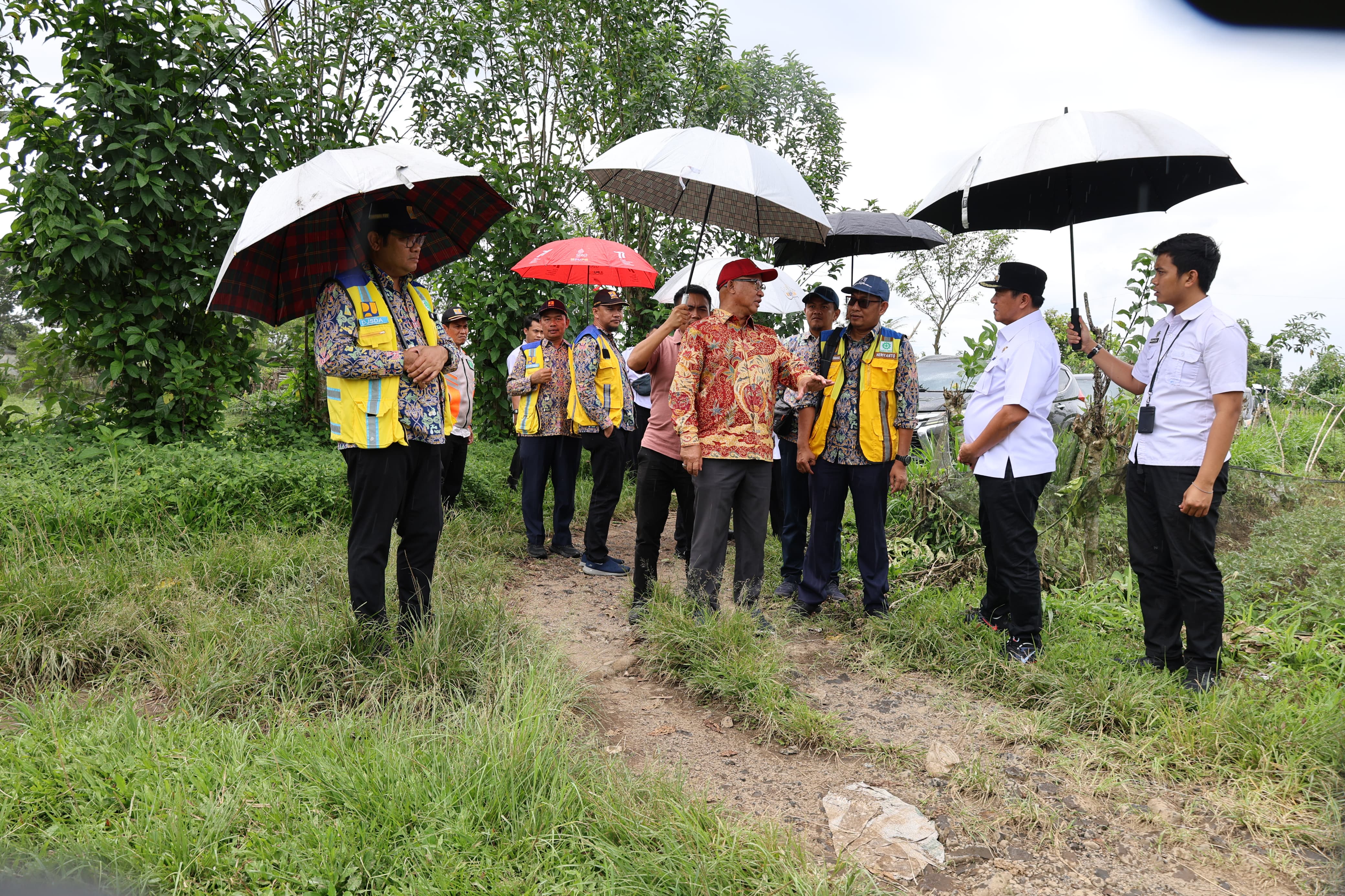 Pj. Bupati Nukman Gandeng DPR RI Komisi V Mukhlis Atasi Keluh Kesah Masyarakat Lampung Barat. 