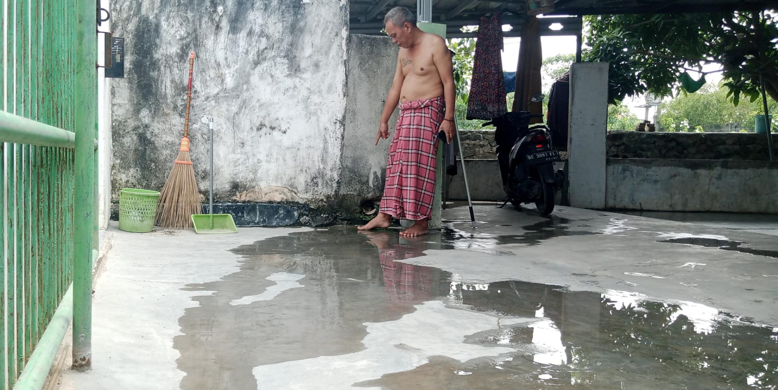 Talut di Kampung Sawah Kota Metro Rembes, Air Genangi Pekarangan Warga