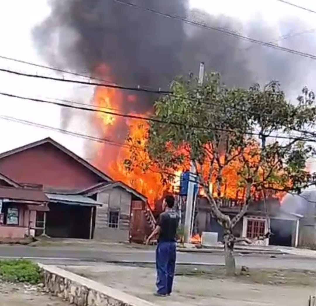 Breaking News: 1 Rumah di Canggu Batu Brak  Habis Terbakar, 3 Unit Damkar Dikerahkan