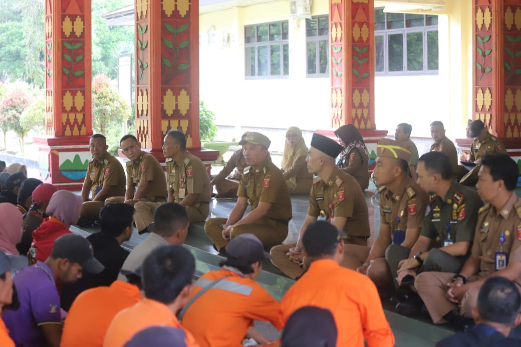 Parosil Hadiahkan Umroh Kepada Petugas Kebersihan Lambar