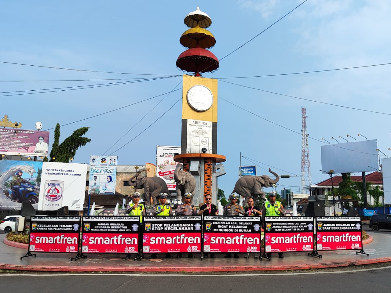 Dukung Aman Berkendara, Smartfren Beri Bantuan Pembatas Jalan di Kota Bandar Lampung