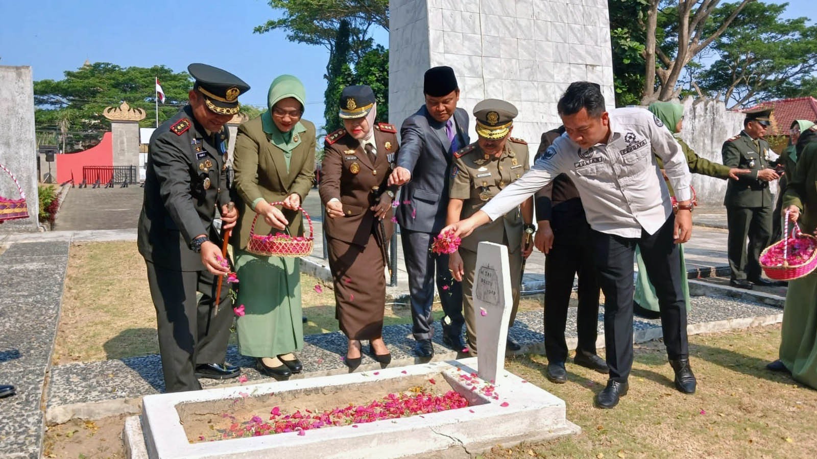 Kodim 0421/Lamsel Ziarah di TMP Kusuma Bangsa