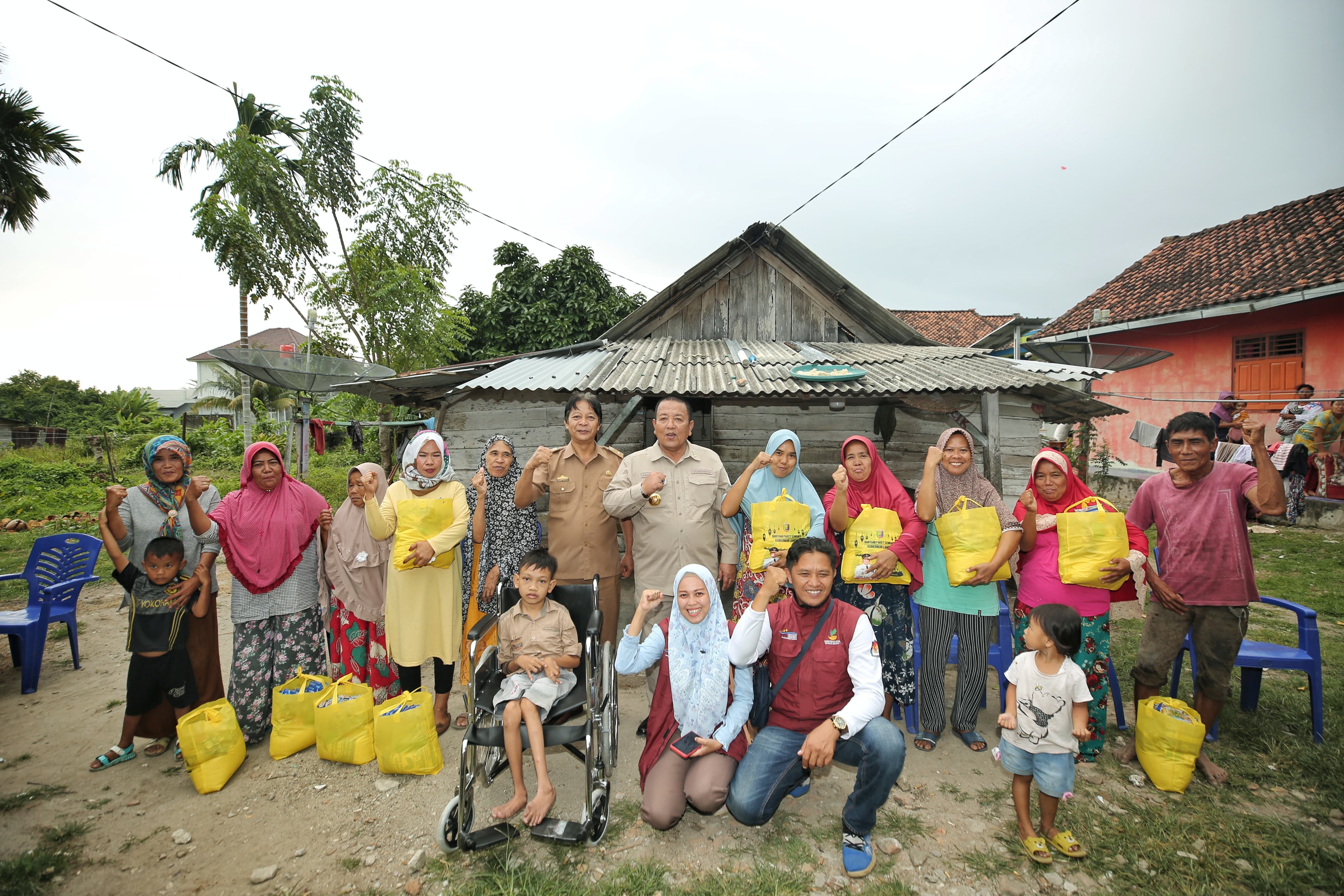 Gubernur Lampung Arinal Djunaidi Serahkan Bantuan Sembako dan Kursi Roda ke Warga Pesisir Barat