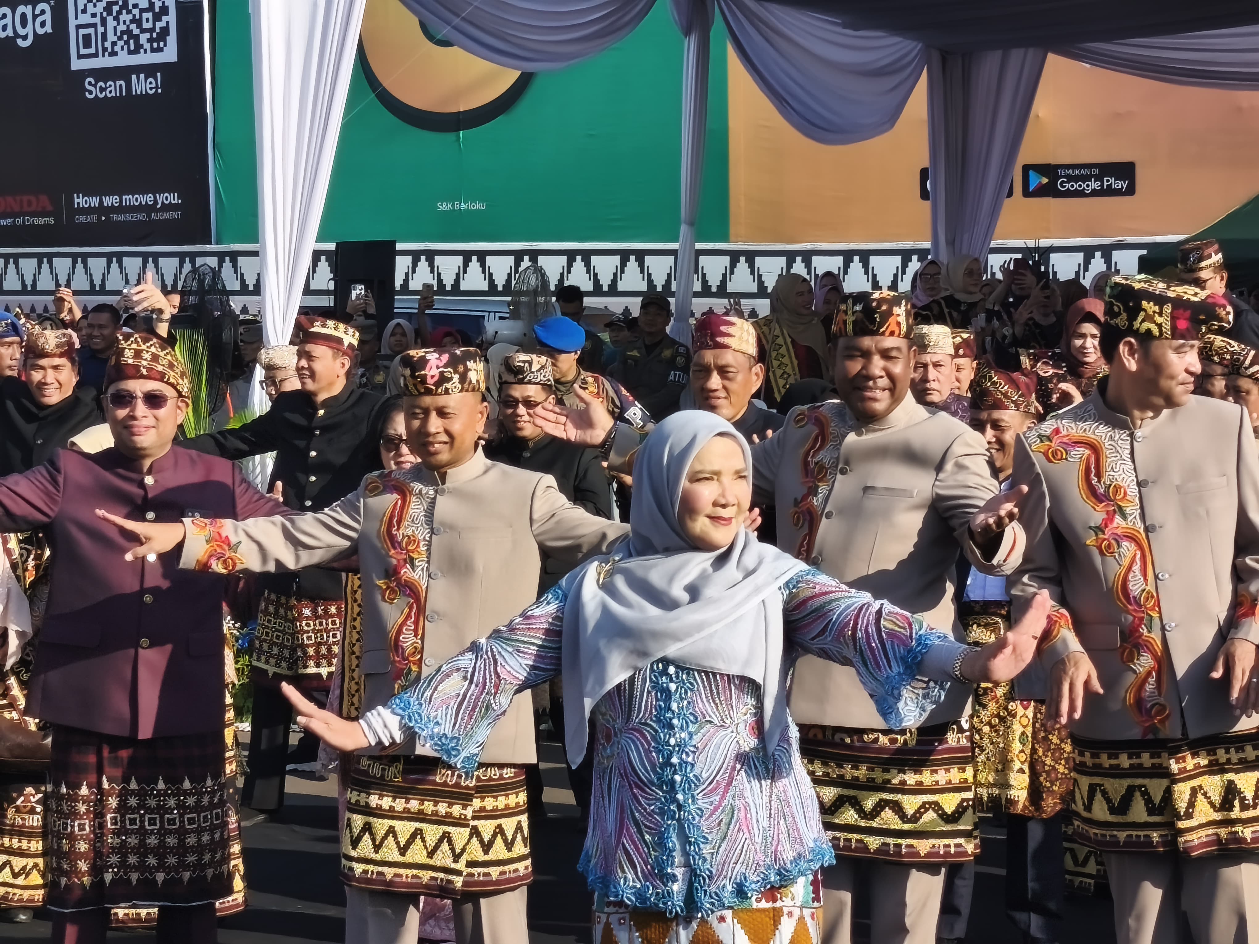 Pemkot Bandar Lampung Kenalkan Warisan Budaya Melalui Pawai Tari Ngigel