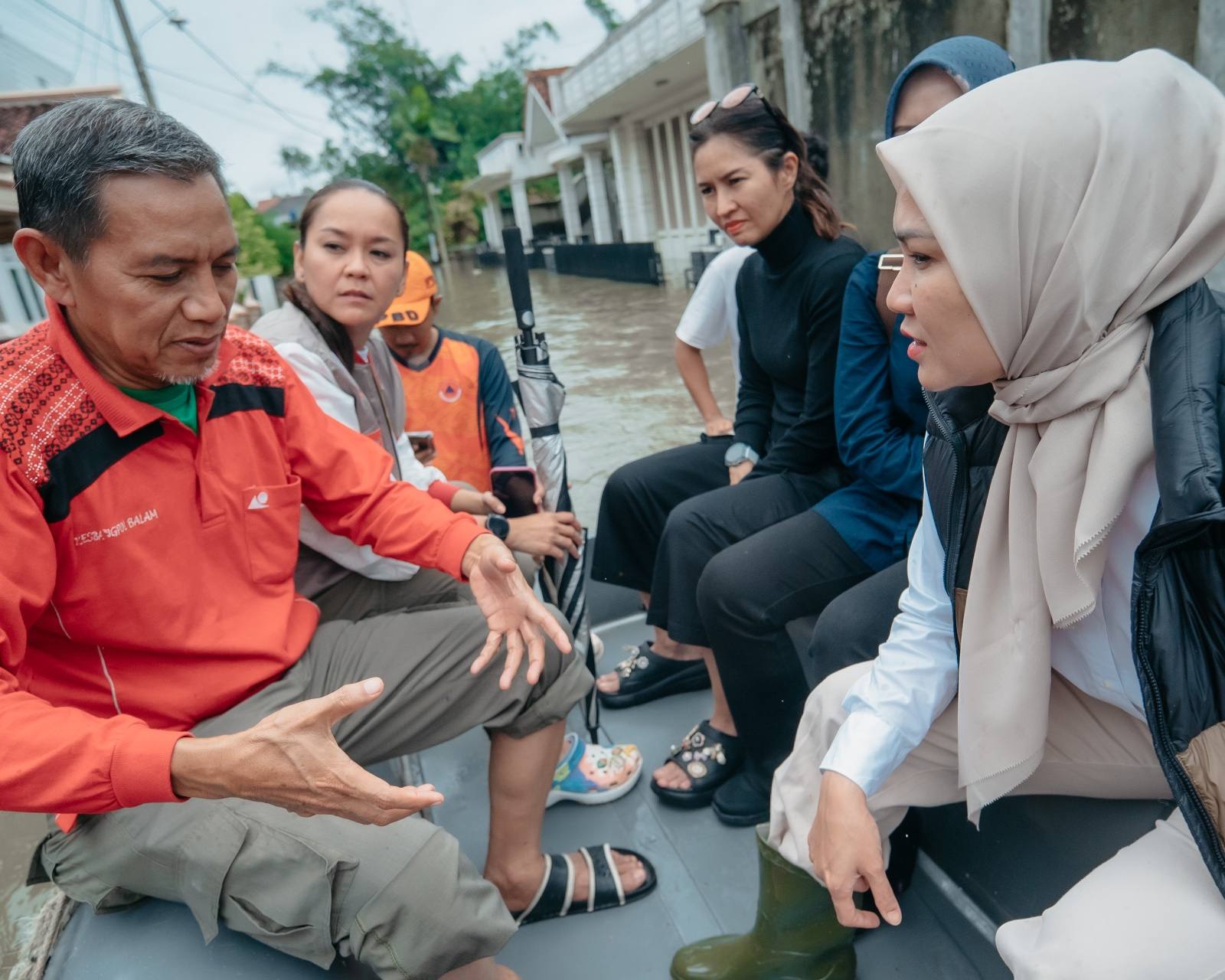 Wulan Mirza Melayat dan Serahkan Bantuan Untuk Korban Banjir Bandar Lampung