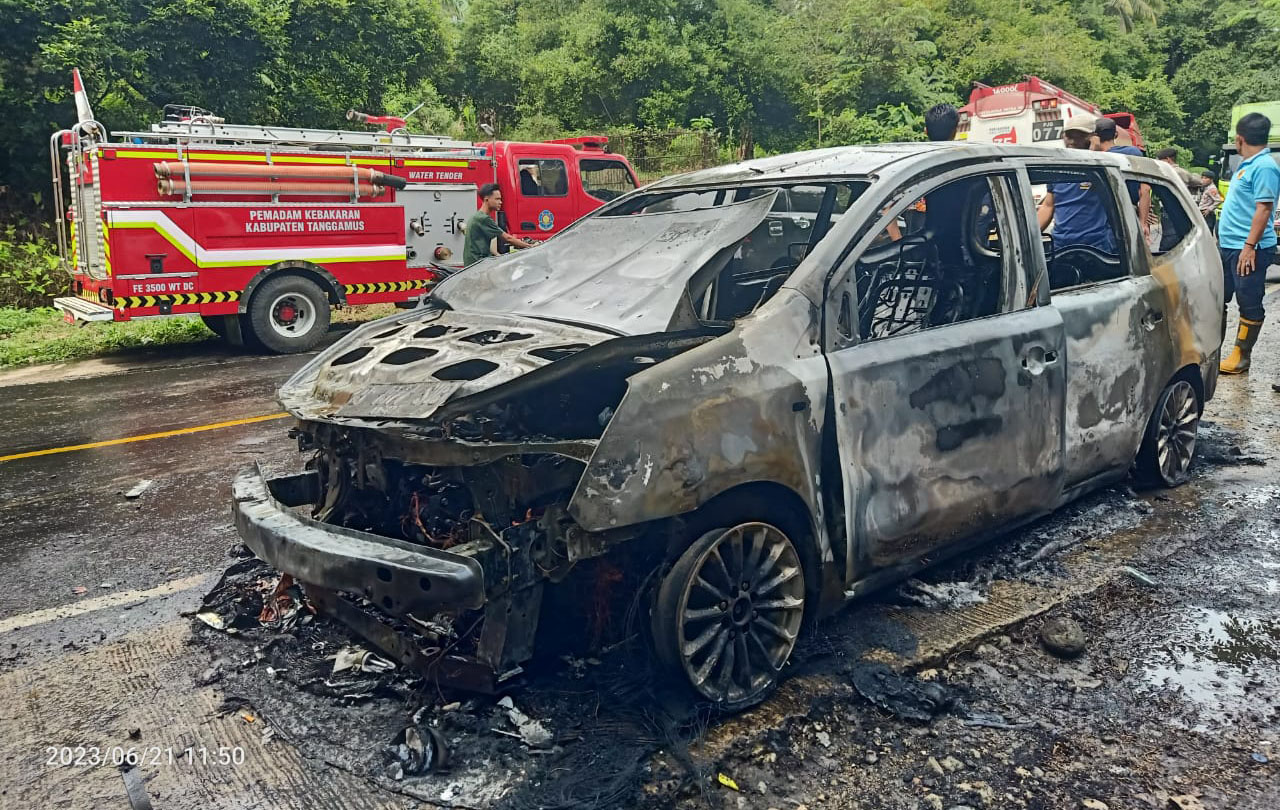 Terios Berisi Uang Rp 20 Juta Hangus Terbakar