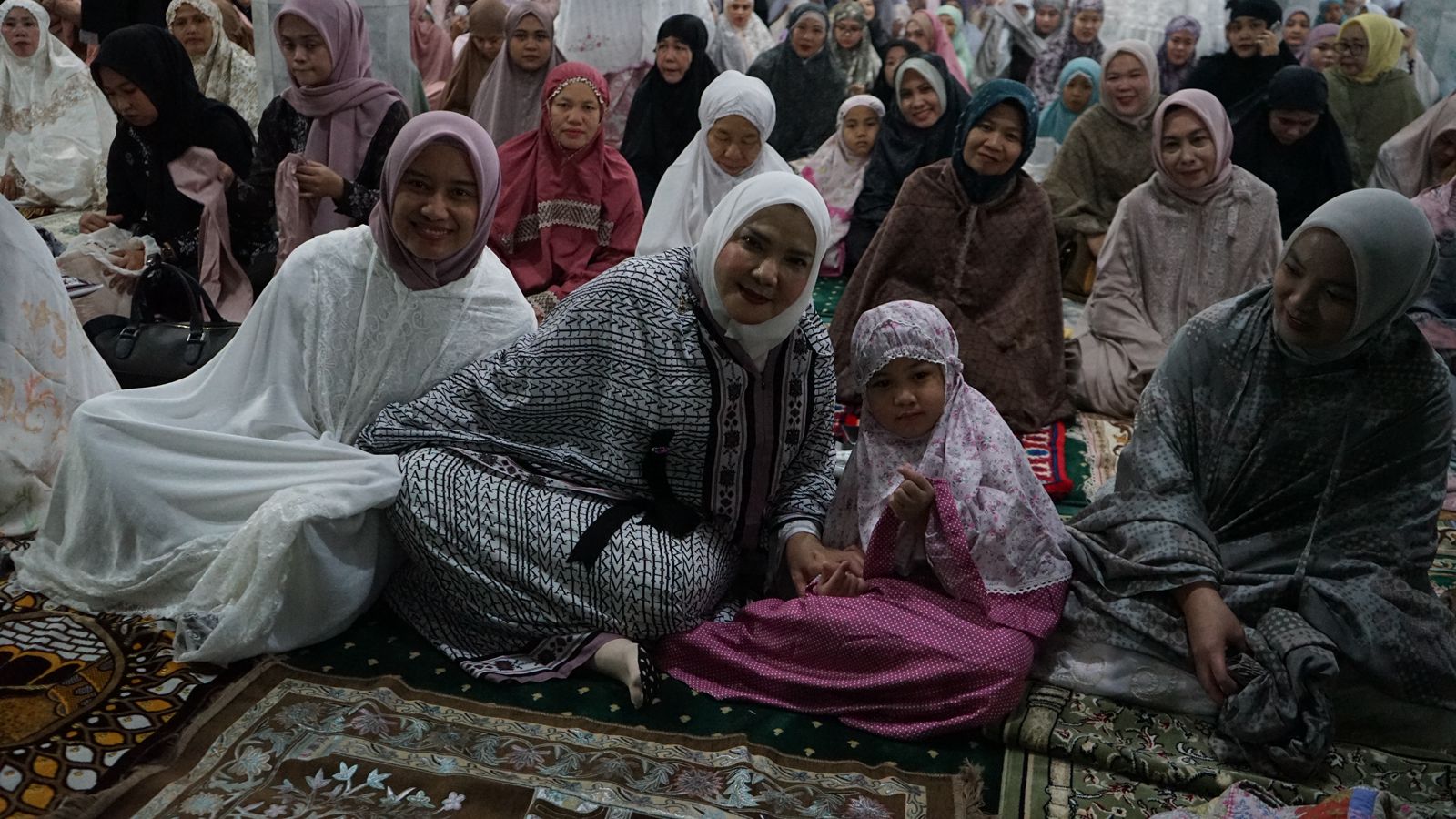 Walikota Eva Salat Id Bersama Suami dan Anaknya di Masjid Al-Furqon