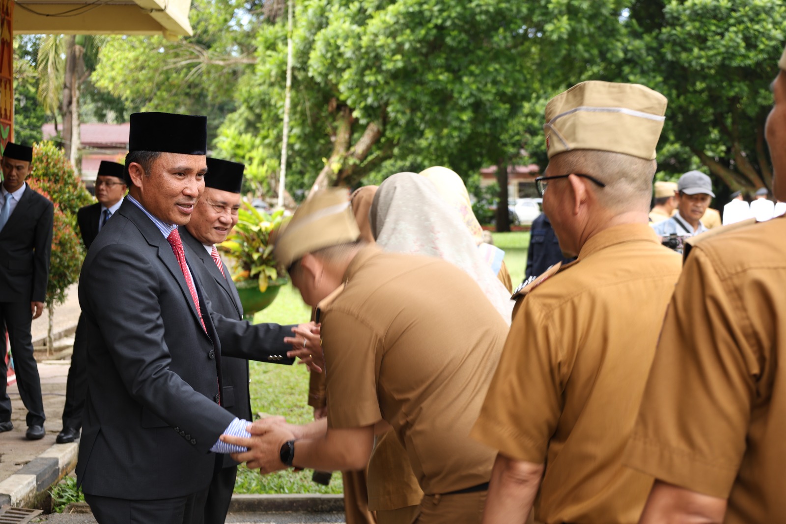 Hari Pertama Kerja, Parosil Pimpin Apel Ajak Seluruh ASN Tingkatkan Etos Kerja dan Kekompakan