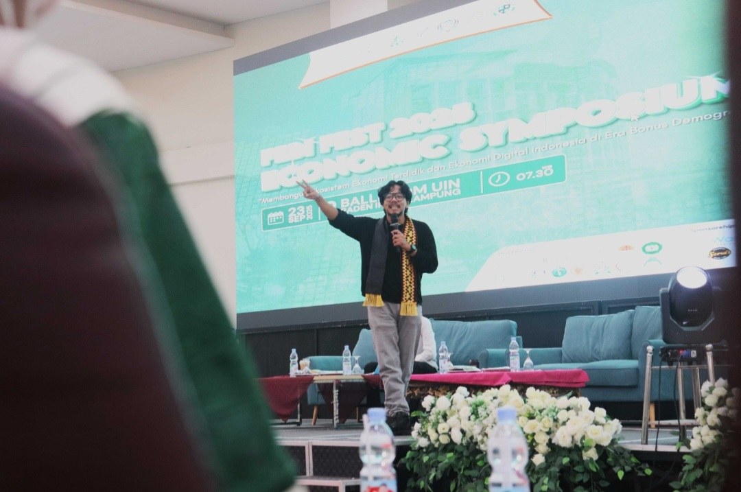 Ferry Irwandi Soroti Bonus Demografi dan Era Digital di FEBI Fest UIN RIL