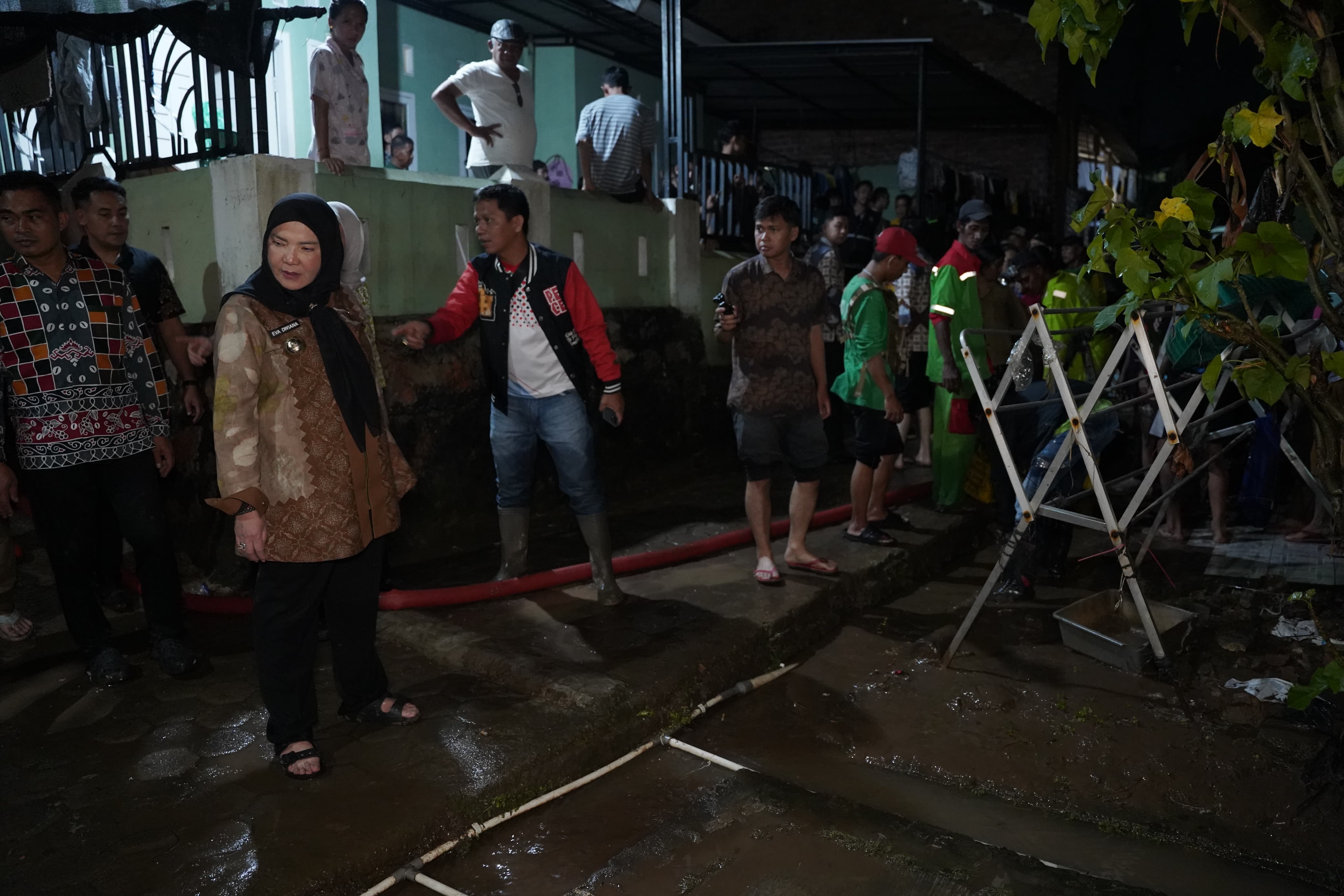 Walikota Bandar Lampung Tinjau dan Beri Bantuan Korban Terdampak Banjir