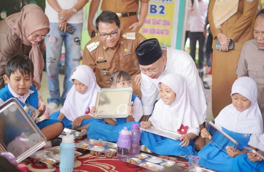 Wahdi Dampingi Gubernur Lampung Terpilih Tinjau Pelaksanaan Program Makan Bergizi Gratis di Metro 