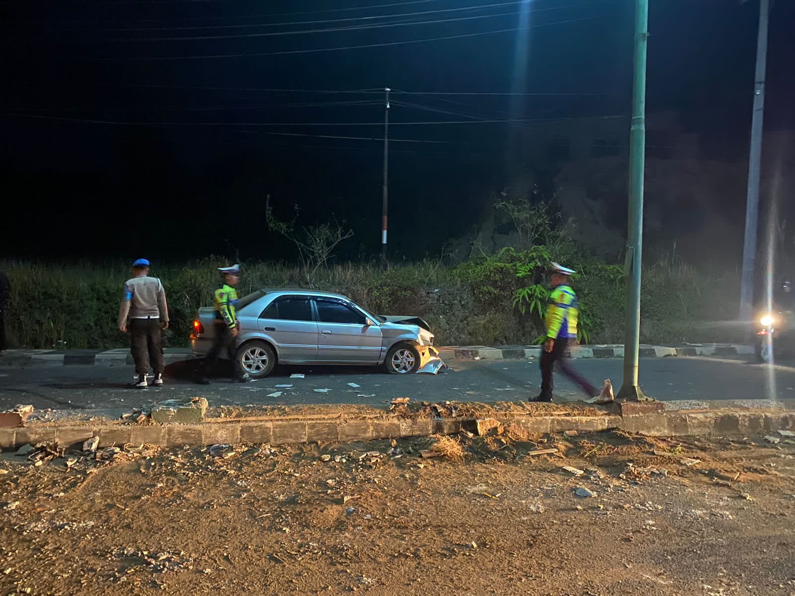 Diduga Dalam Pengaruh Miras, Peratin Sukabumi Tabrak Median Jalan Liwa