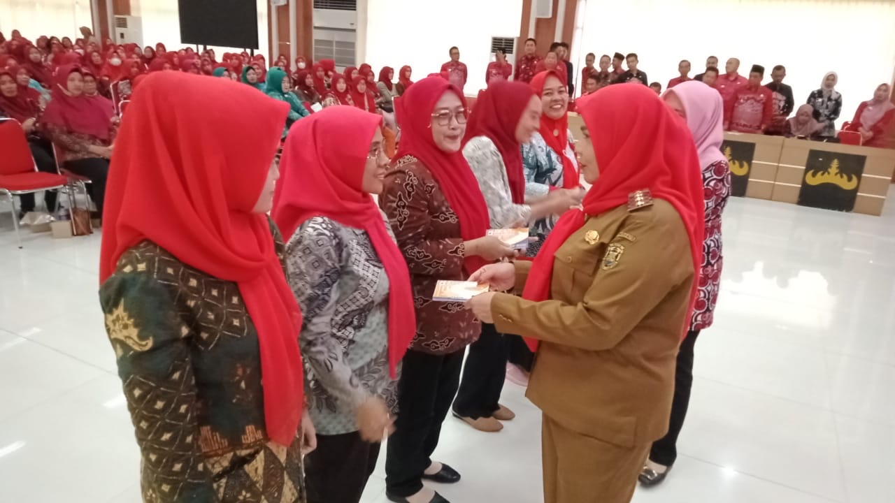 Walikota Eva Dwiana Berikan Bantuan Operasional Bagi Pengelola dan Pelaksana Kader Ketahanan Pangan 