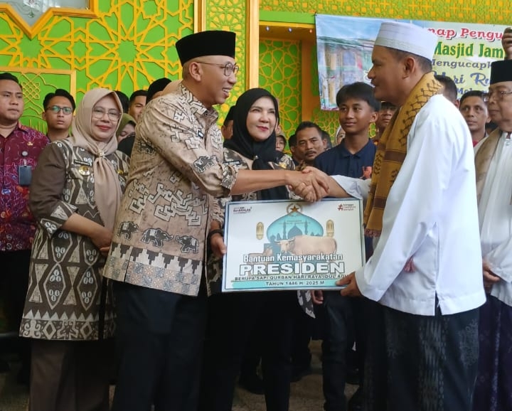 Gubernur Lampung Salurkan Bantuan Sapi Kurban Presiden RI untuk Masjid dan Masyarakat