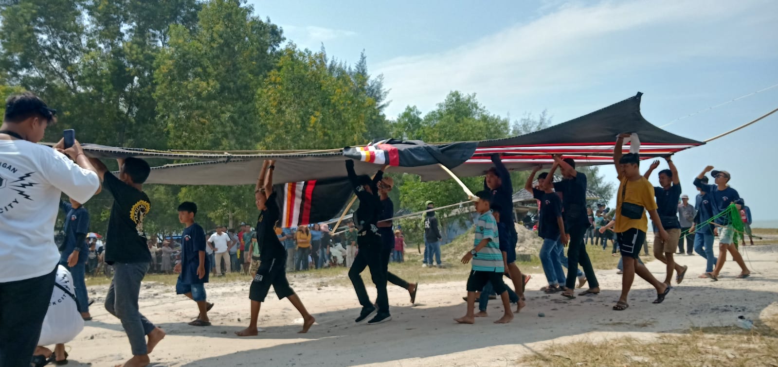 Pantai Onaria Mendadak Ramai Dikunjungi