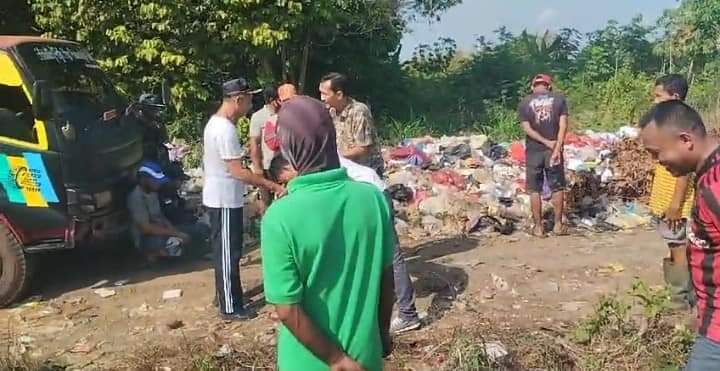 Menurunkan 3 Unit Armada Sampah DLH, Pembersihan TPS Liar di Kelurahan Rejosari 
