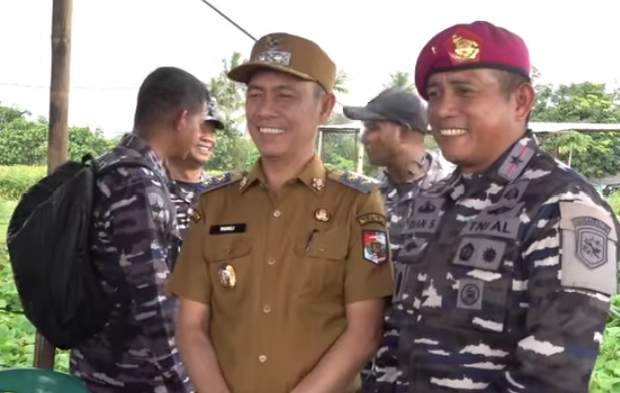 Perkuat Ketahanan Pangan, Wabup Dampingi Danpusteral TNI AL Tinjau Lahan Kedelai