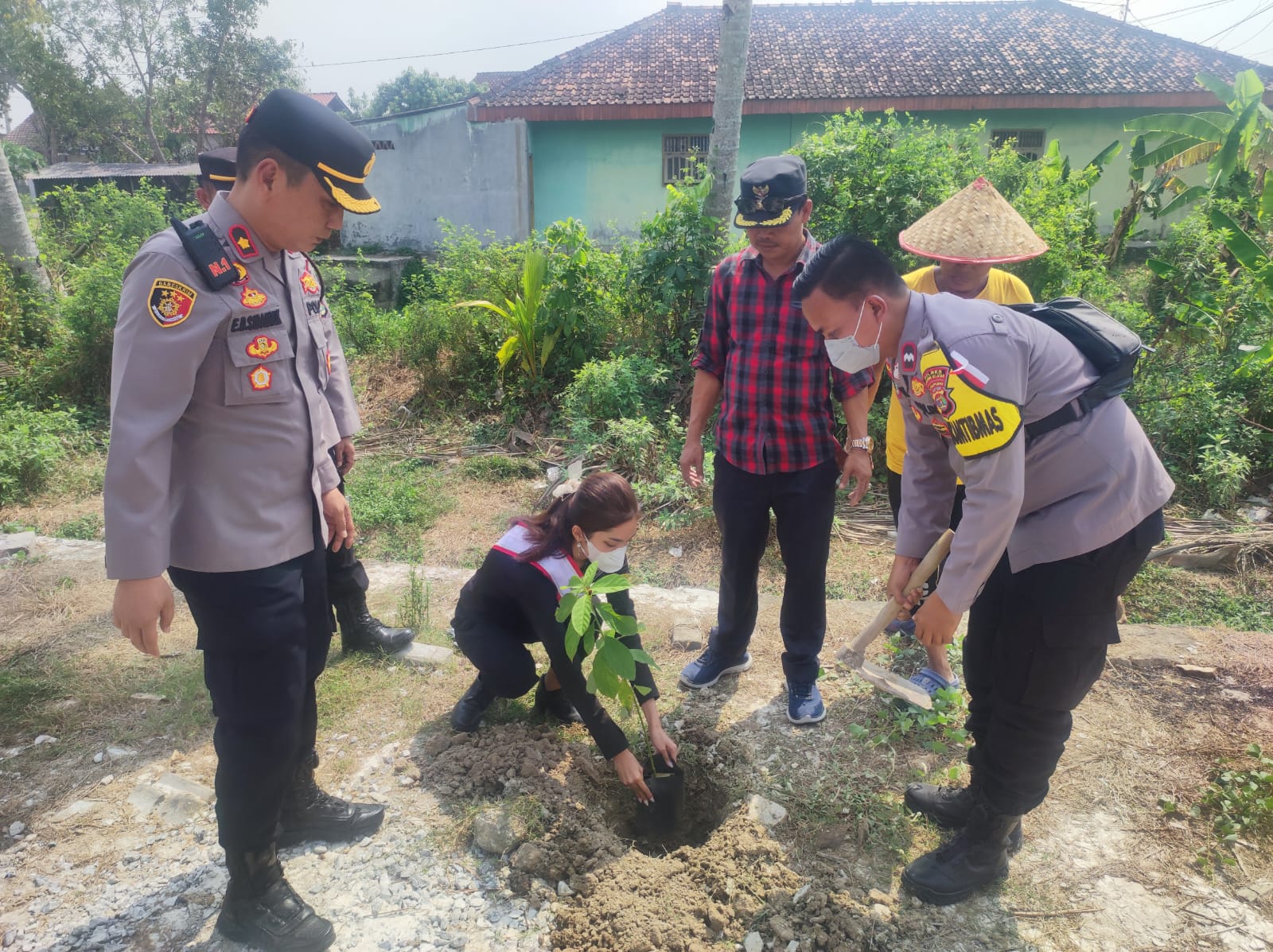 Naura Cahya Meka Putri Remaja Indonesia Lingkungan Menanam Pohon Bersama Jajaran Polsek Natar