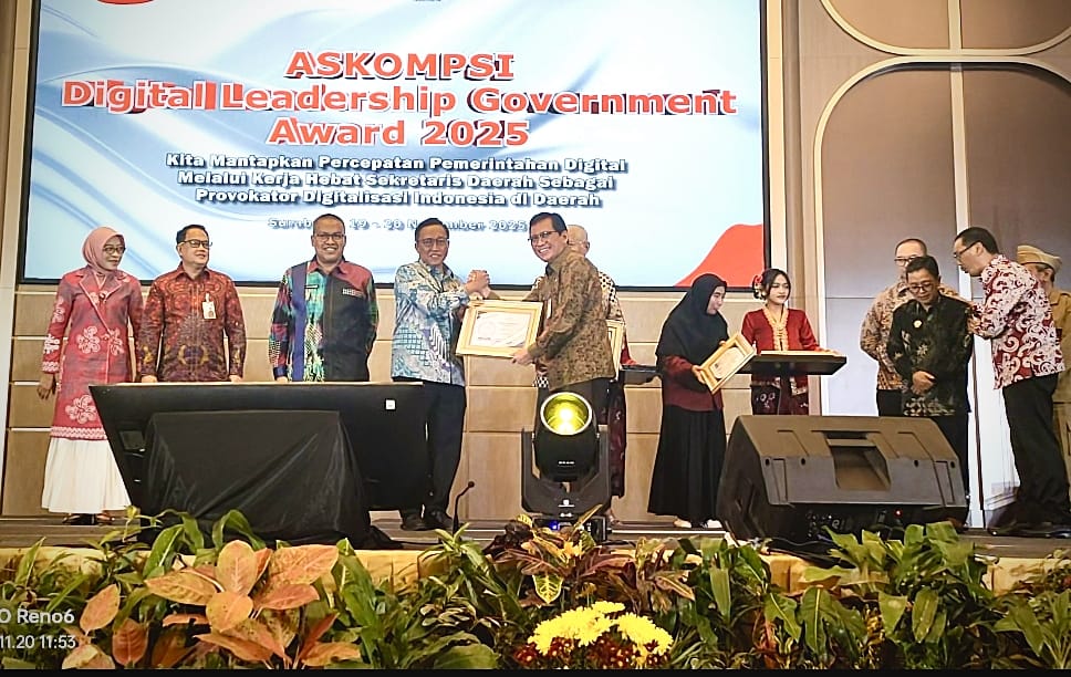 Sekdaprov Lampung Raih Penghargaan ASKOMPSI Digital Leadership Government Award 2025
