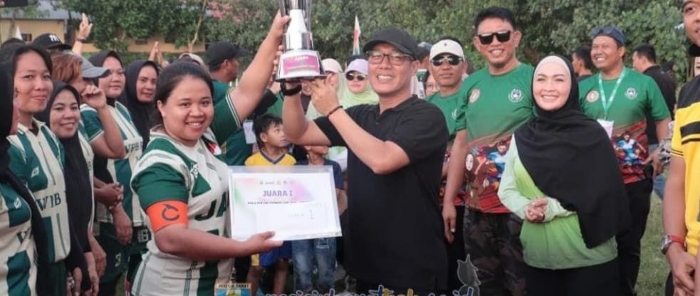 Bupati Dedi Puji Turnamen Sepak Bola Wanita Yang Digelar Perwosi Pesibar