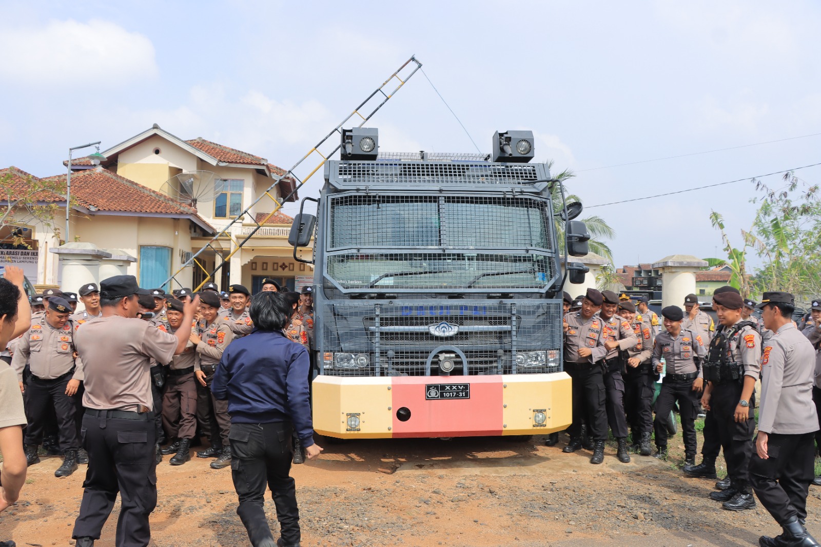 Polres Lampung Utara Gelar Simulasi Pengamanan Unras di Kantor KPU dan Bawaslu  