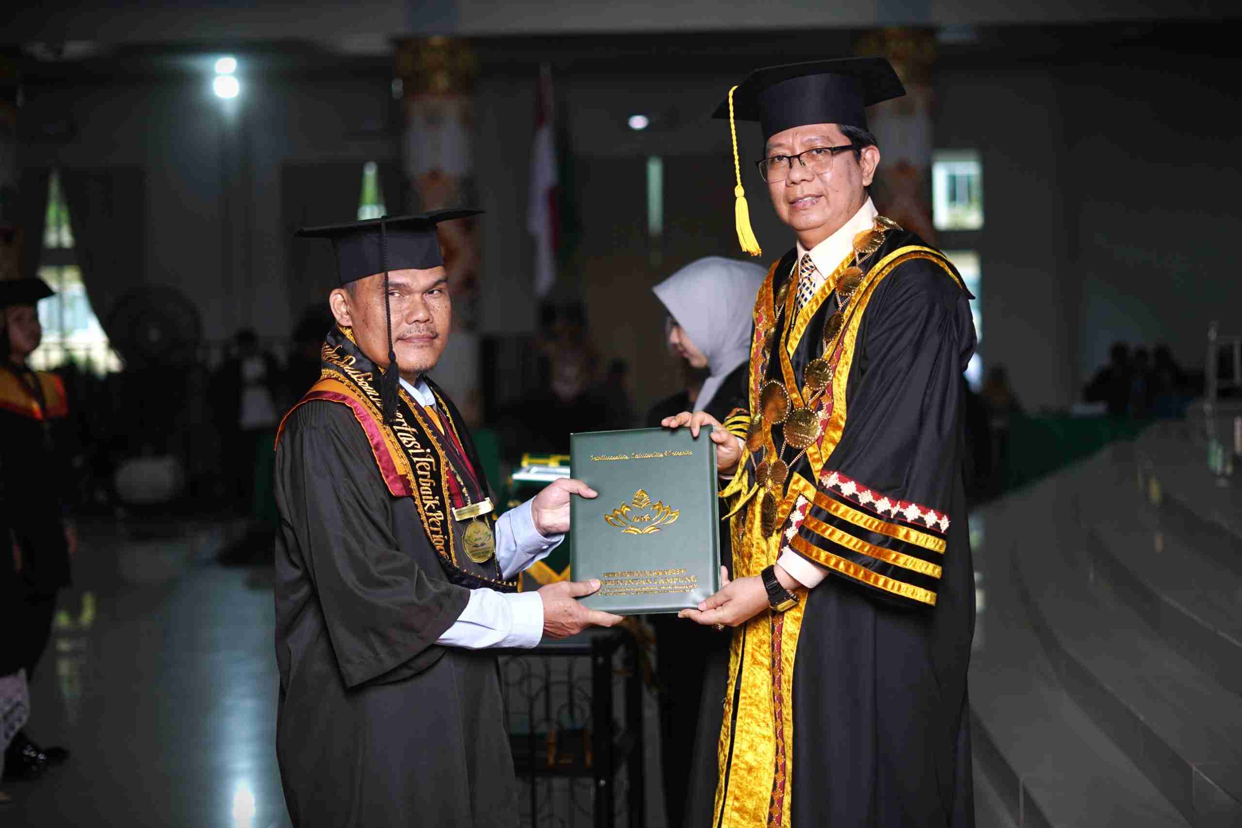 Supron Ridisno, Difabel dengan Keterbatasan Penglihatan Raih Disertasi Terbaik di Wisuda UIN RIL