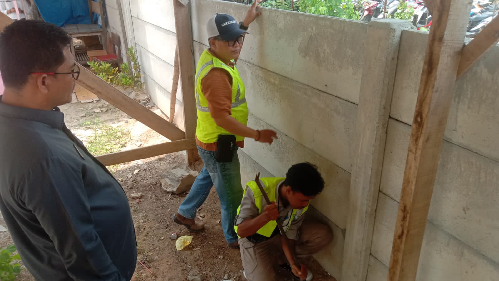 Pembangunan Pagar Sekolah di TK Negeri 1 Krui, Kecamatan Pesisir Tengah itu Diduga Asal Jadi