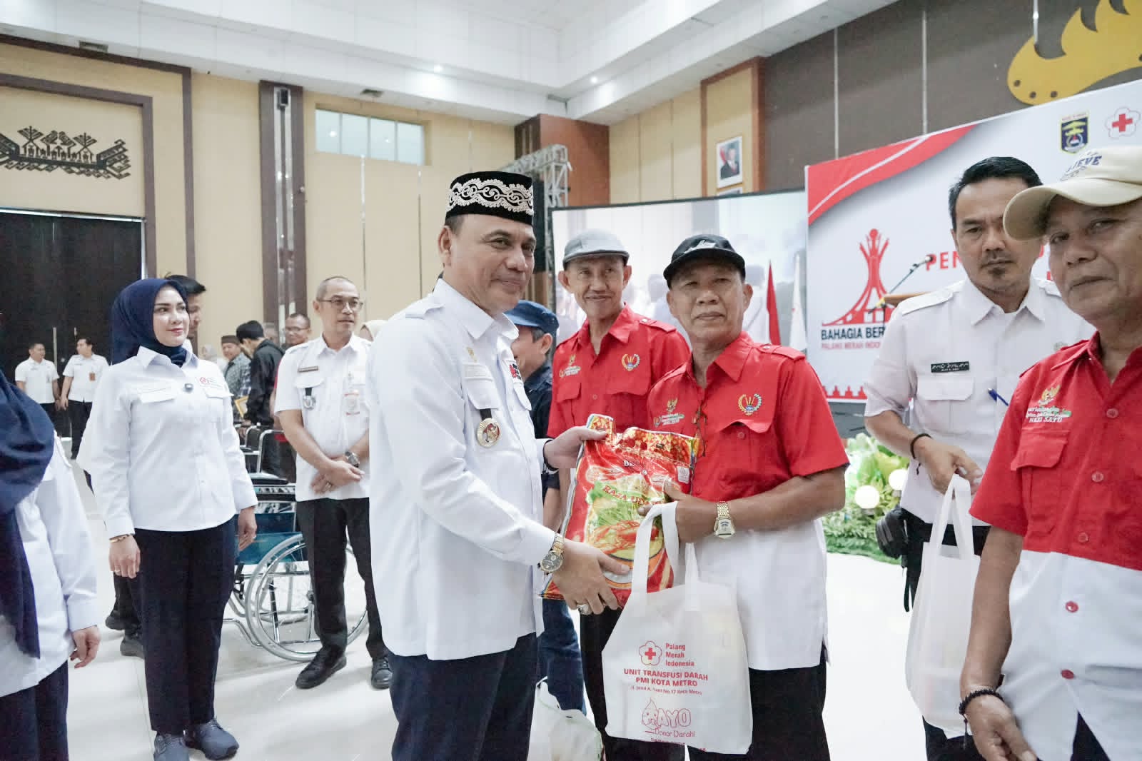Pelantikan Pengurus Baru, PMI Metro Salurkan 70 Paket Bantuan untuk Wartawan