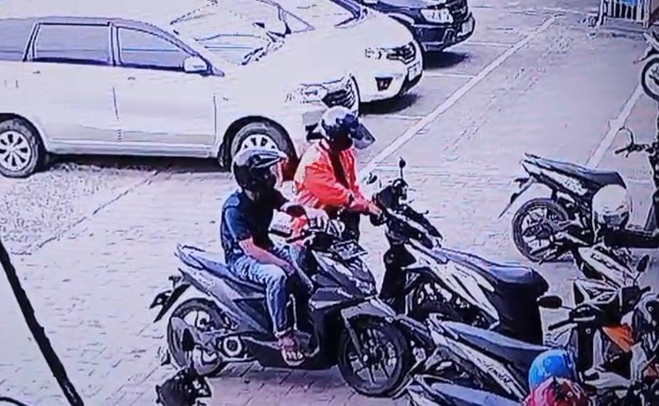 Kawanan Maling Terekam CCTV Saat Beraksi, Satu Sepeda Motor di Kota Metro Raib Digasak
