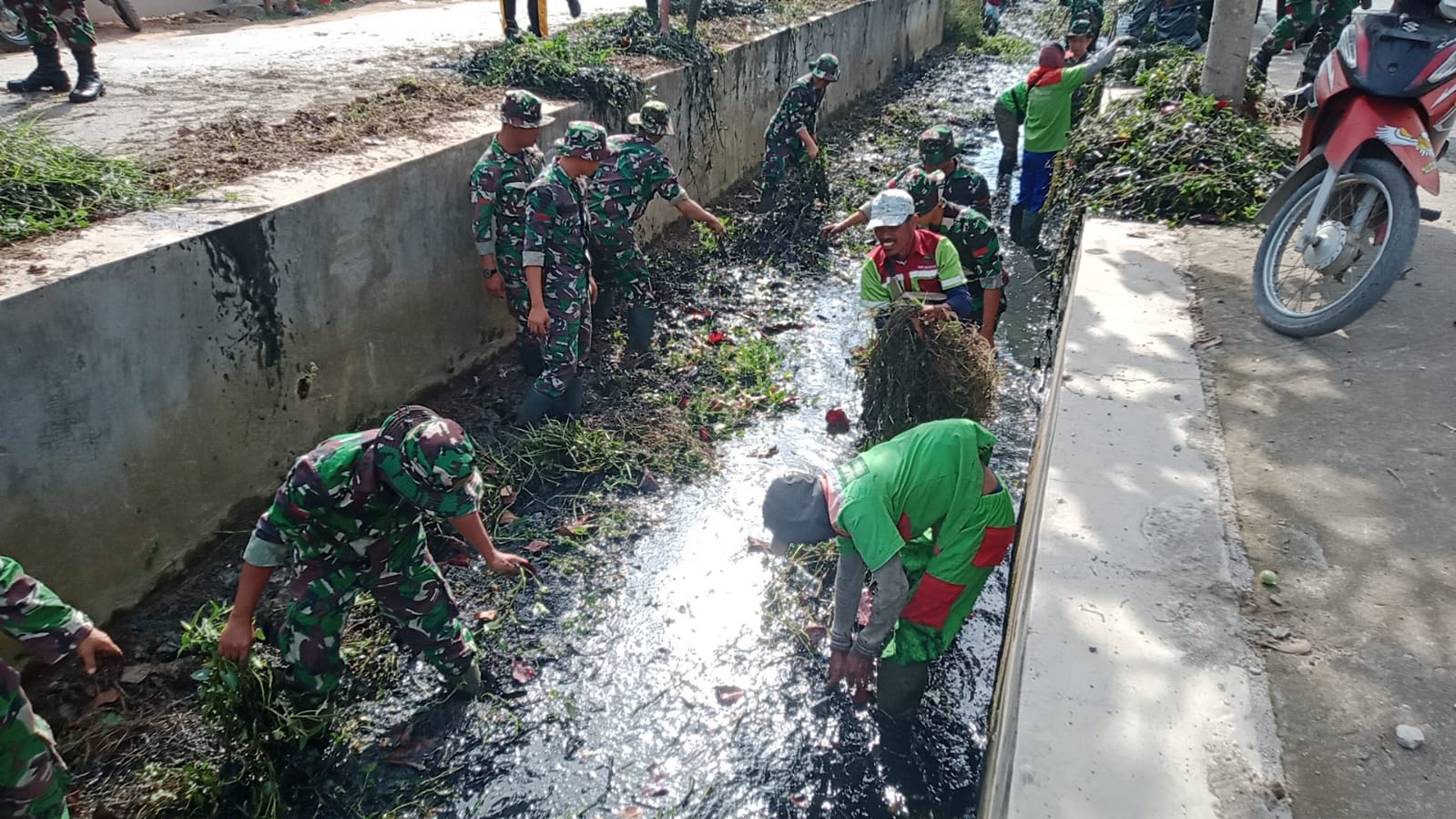 Antisipasi Banjir, TNI-POLRI Bersama Masyarakat Bersihkan Saluran Air di Sukarame Bandar Lampung