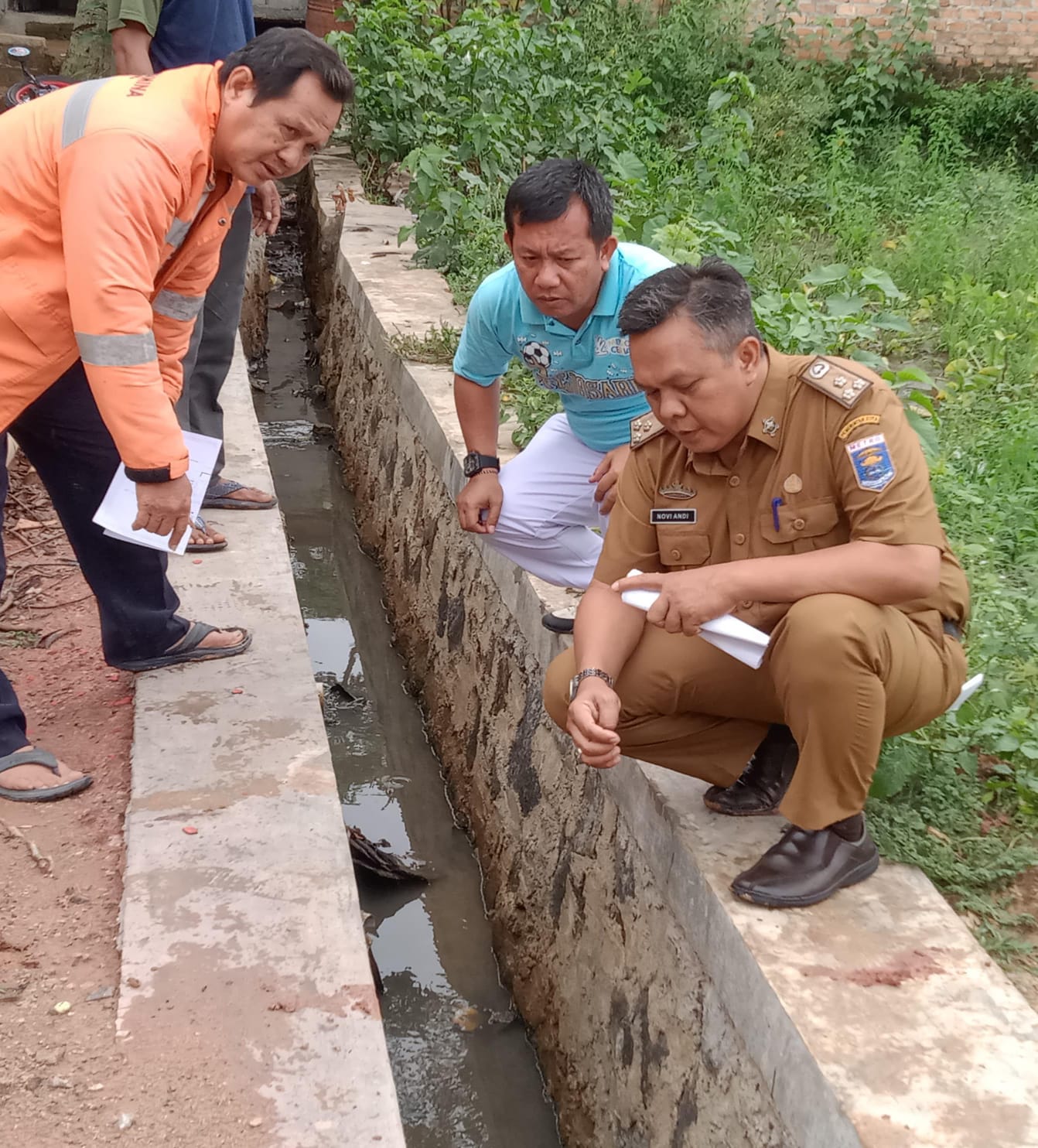 Warga Tejosari Kota Metro Antusias Ikut Serta Bangun Drainase dan Perbaiki Saung