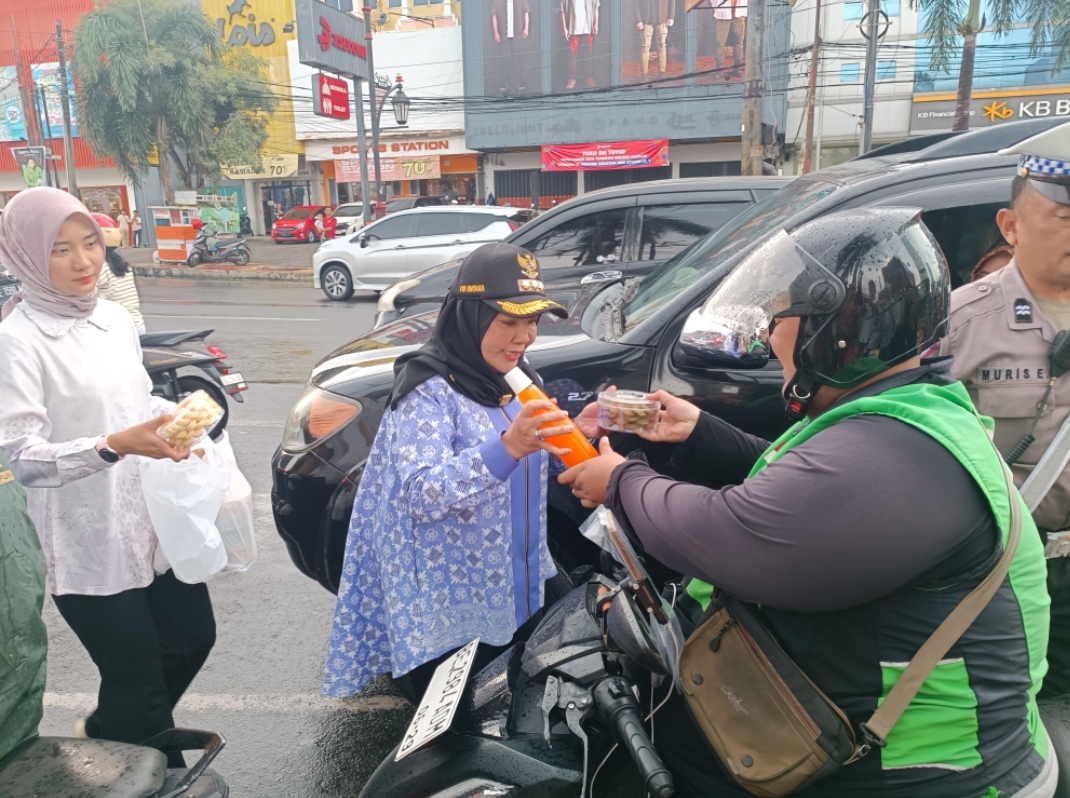 Walikota Eva Bersama Kapolresta dan Dandim Bagikan Takjil ke Warga Bandar Lampung